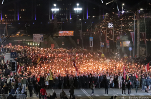 «Других символов нет?»: на факельном шествии был замечен неоднозначный флаг
