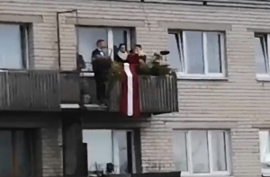 Саксофонист в честь столетия Латвии дал концерт на балконе