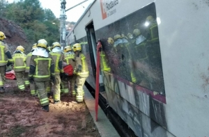 В Каталонии пассажирский поезд сошел с рельсов