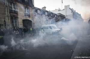 Франция будет расследовать «причастность» России к протестам в стране