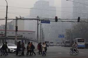 В Китае вооруженный мужчина угнал автобус и въехал в толпу