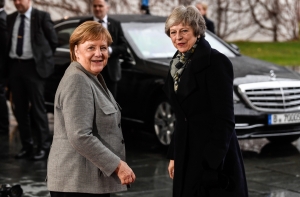 Терезу Мэй «заблокировало» в машине перед встречей с Меркель