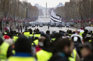 Манифестации в Париже собрали уже более 2 000 человек