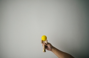 В рижской школе запретили популярную игрушку «кендам»