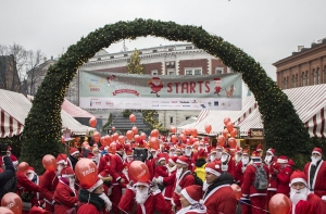 В Риге прошел благотворительный забег Дедов Морозов