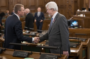 Домбровский: кричащие про «руку Кремля» депутаты не боятся наших рукопожатий