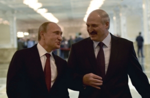 Лукашенко подарил Путину четыре мешка картошки и сало