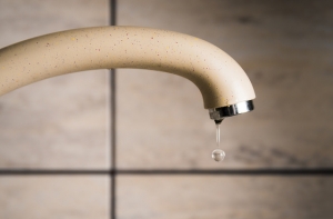 Газета: жильцы многоквартирных домов не хотят платить за «утекшую воду»