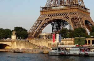 Эйфелеву башню закроют из-за протестов