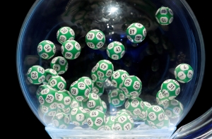 Британец проверил забытый лотерейный билет и выиграл £76 млн