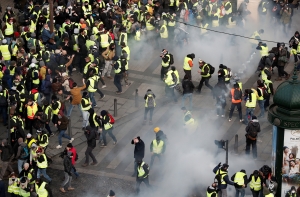 В Париже на акциях протеста задержаны сотни демонстрантов