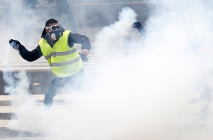 Франция закажет новые «флэшболы» для разгона протестующих