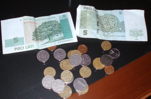 Латвийцы обменяли почти все существующие латовые банкноты