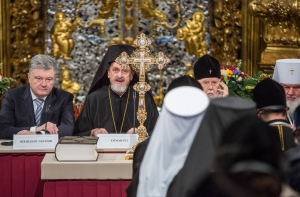 Порошенко поздравил с созданием новой церкви - «без Путина», но «с Богом»