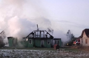 У семьи учительницы из Талси дом сгорел дотла, людей призывают помочь