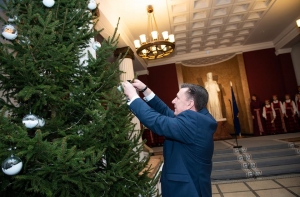 Министры во главе с Кучинскисом украсили елку необычными игрушками