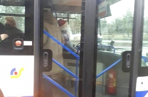 Хо-хо-хо, прокачу! Дед мороз развозит пассажиров по Риге