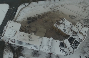 Начат снос сгоревшего здания на улице Калнциема