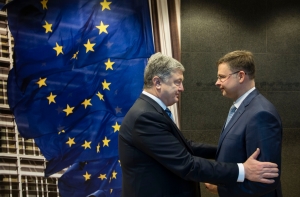 Домбровскис пообещал Порошенко дальнейшую поддержку Украине