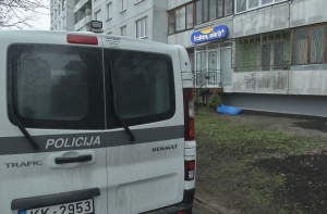 Трагедия в Плявниеках: около парикмахерской повесился пожилой мужчина