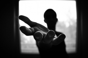 Все больше пропасть между нами: в Латвии растет расслоение общества