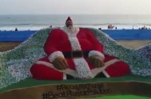 В Индии появилась скульптура Санты из тысячи пластиковых бутылок