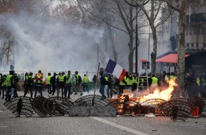 Протесты «желтых жилетов» в Париже: столкновения, задержания и слезоточивый газ
