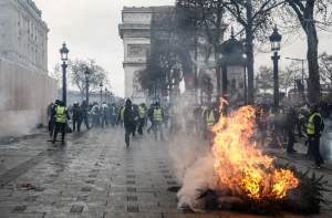Во Франции число задержанных в протестах превысило 1700 человек