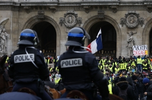 В Париже начались столкновения «желтых жилетов» и полиции