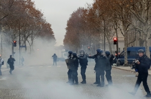 В Париже полиция применила слезоточивый газ против «жёлтых жилетов»