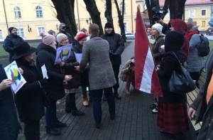 «Не оставим Алдиса с волками!»: сторонники KPV LV провели флешмоб