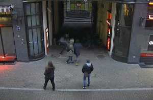 Четверо на одного: подростки устроили в Старой Риге жестокую драку