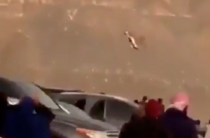 Момент крушения спасательного вертолета в ОАЭ попал на видео