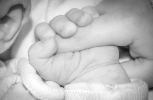 В Лиепае у пьяной матери на улице изъяли малолетнего ребенка