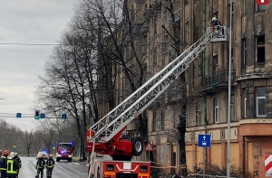 Рижская дума снесет сгоревшее здание на Калнциема, 2B