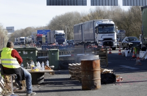 Власти Франции заморозят повышение цен на топливо