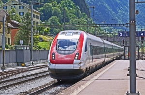 Скоростной поезд врезался в путепровод в Турции