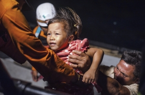 Число погибших от цунами в Индонезии возросло до 431 человека