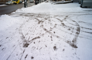 Из-за обледенения дорог осложнены условия езды по Латвии