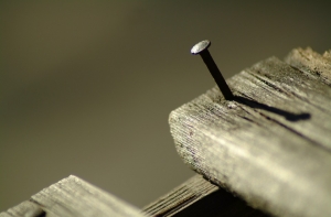 Мужчина случайно забил гвоздь в голову и выжил