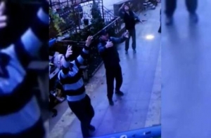 ВИДЕО: прохожие в Махачкале поймали выпавшую из окна 5-ого этажа девочку