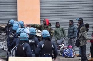 Власти Италии выселили сотни мигрантов