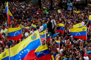 Политолог Орешкин: венесуэльцы бедны, но с нефтью до щиколоток