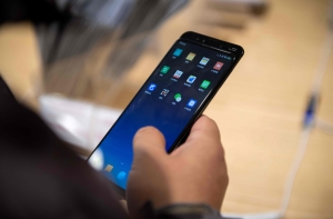 Xiaomi показала смартфон со складным экраном