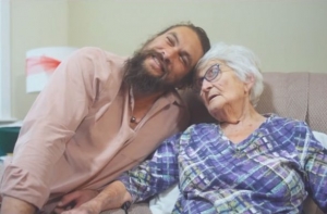 Джейсон Момоа вернулся домой, чтобы навестить свою бабуленьку