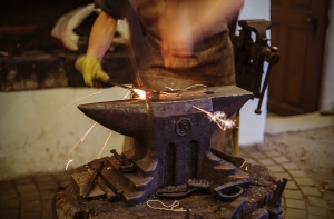 Израильский политолог: Латвия между молотом и наковальней - нелегкая доля