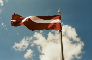 На границе установили флаги Латвии, которые ночью не видно