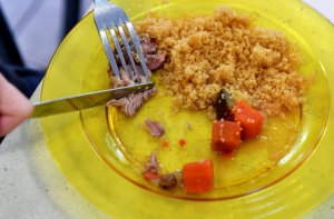 Латвийцы шокированы: успеваемость детей в Кримулде стимулируют едой?!