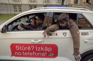 Или ухо чесал? Twitter спорит, болтал ли Кайминьш по телефону за рулем