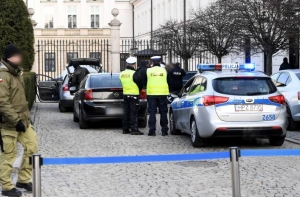 Неизвестный попытался протаранить ворота резиденции президента Польши